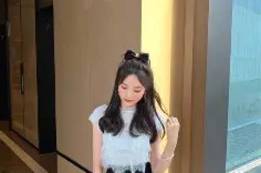 南通网友爆料：一车辆四脚朝天！围着一堆吃瓜群众……